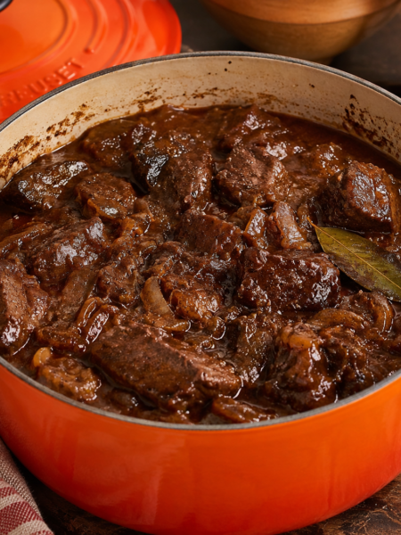 Une carbonade flamande revisitée à la belge, mijotée longuement à la bière brune avec pain d'épices et moutarde — et en option, un twist fruité à la pêche Mel.